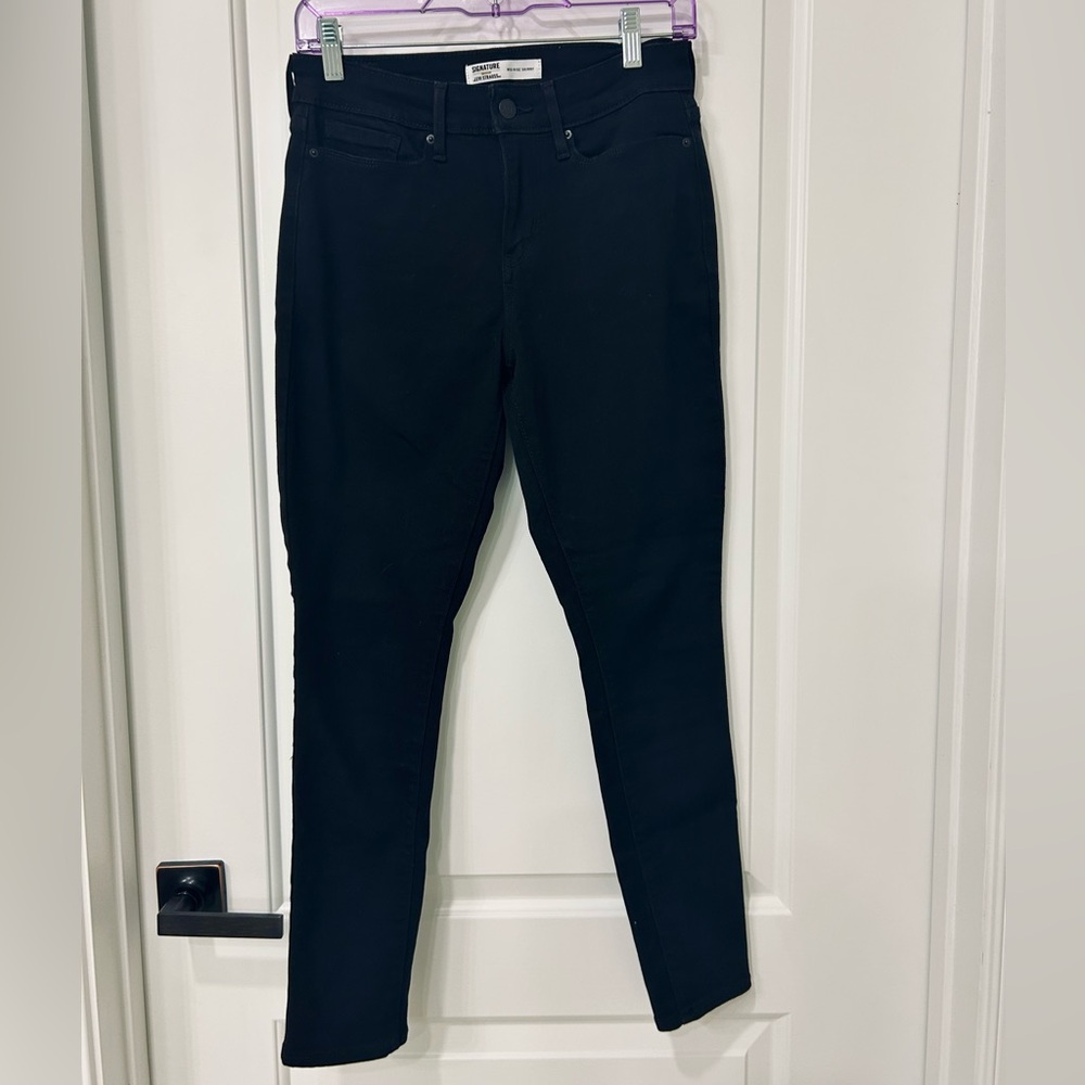 Women’s Black Signature Levi Strauss Skinny Jeans